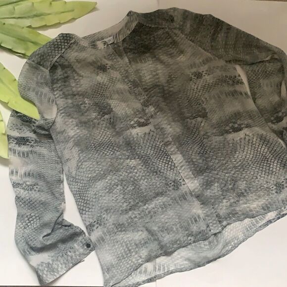 𝅺🌟JENNIFER Lopez Button Down Blouse⭐️ - Picture 1 of 13